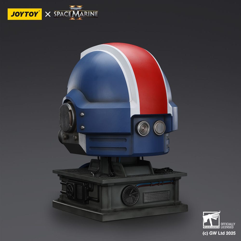 JOYTOY Warhammer 40,000: Space Marine 2 Replica Ultramarines Lieutenant Titus helmet with Display Stand 44 cm (Pre-Order)