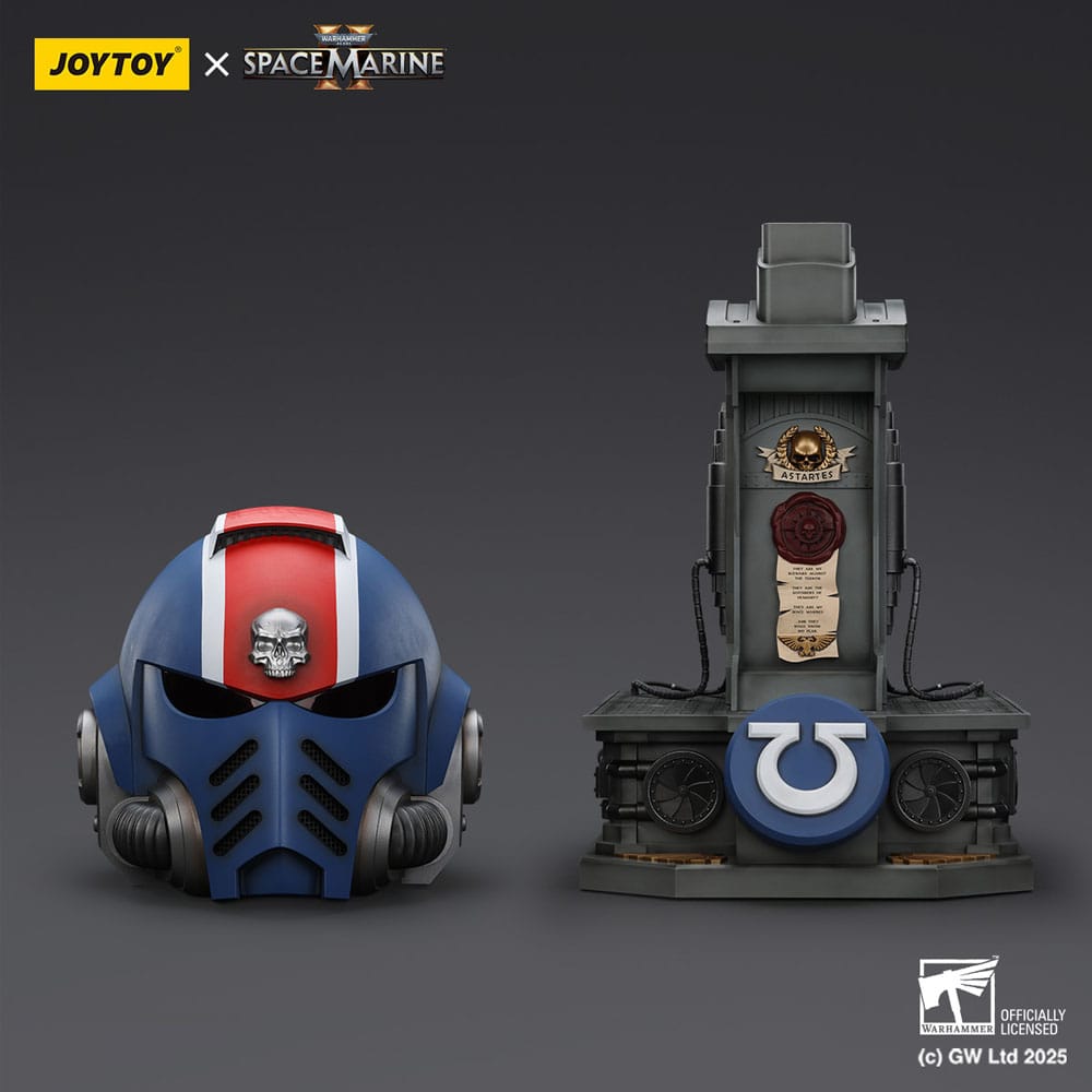 JOYTOY Warhammer 40,000: Space Marine 2 Replica Ultramarines Lieutenant Titus helmet with Display Stand 44 cm (Pre-Order)