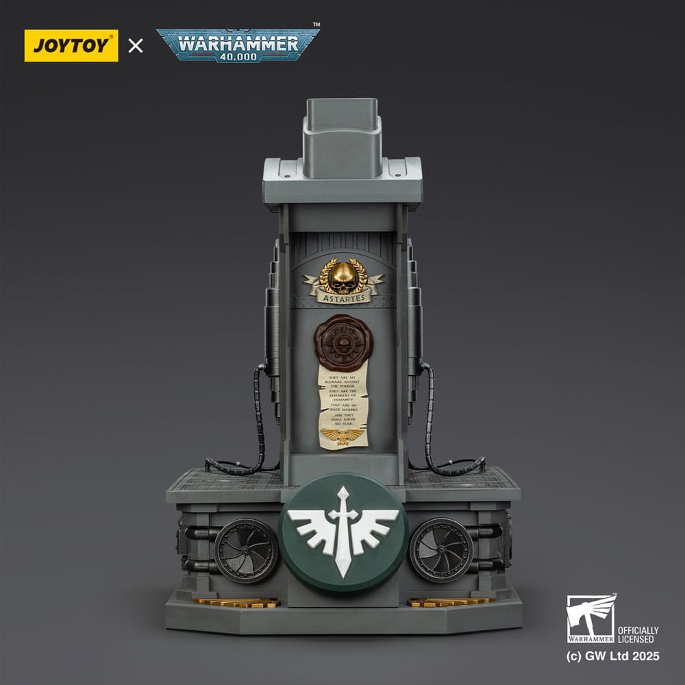 JOYTOY Warhammer 40,000: Dark Angels MkX Helmet & Display Stand 44 cm (Pre-Order)