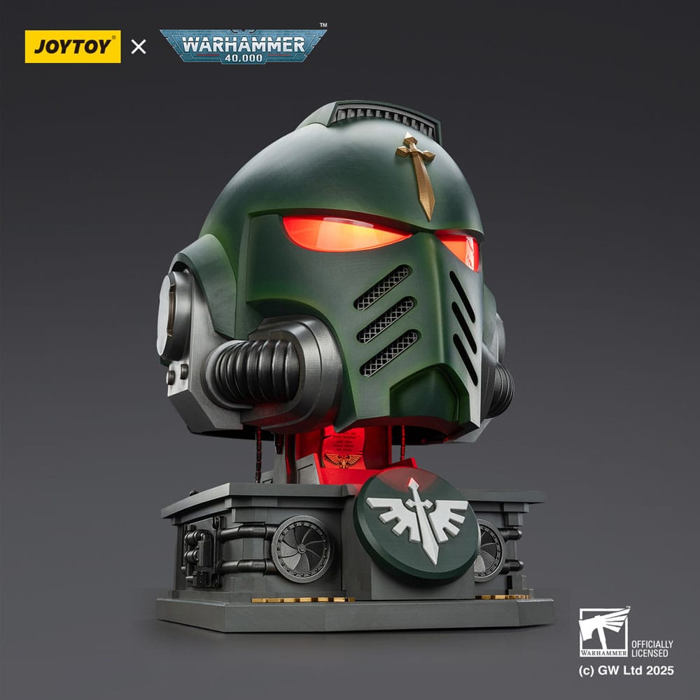 JOYTOY Warhammer 40,000: Dark Angels MkX Helmet & Display Stand 44 cm (Pre-Order)