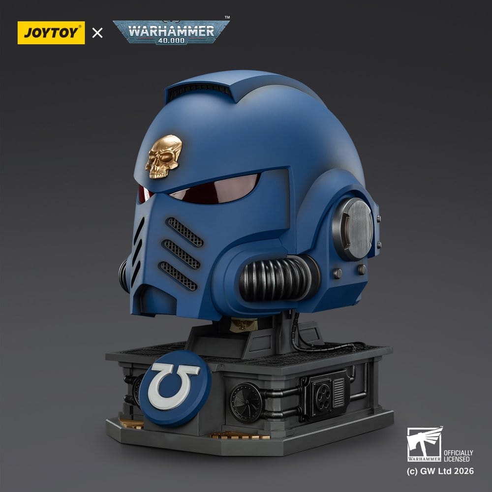 JOYTOY Warhammer 40,000 Captain MkX Helmet & Display Stand Ultramarines 44 cm (Pre-Order)
